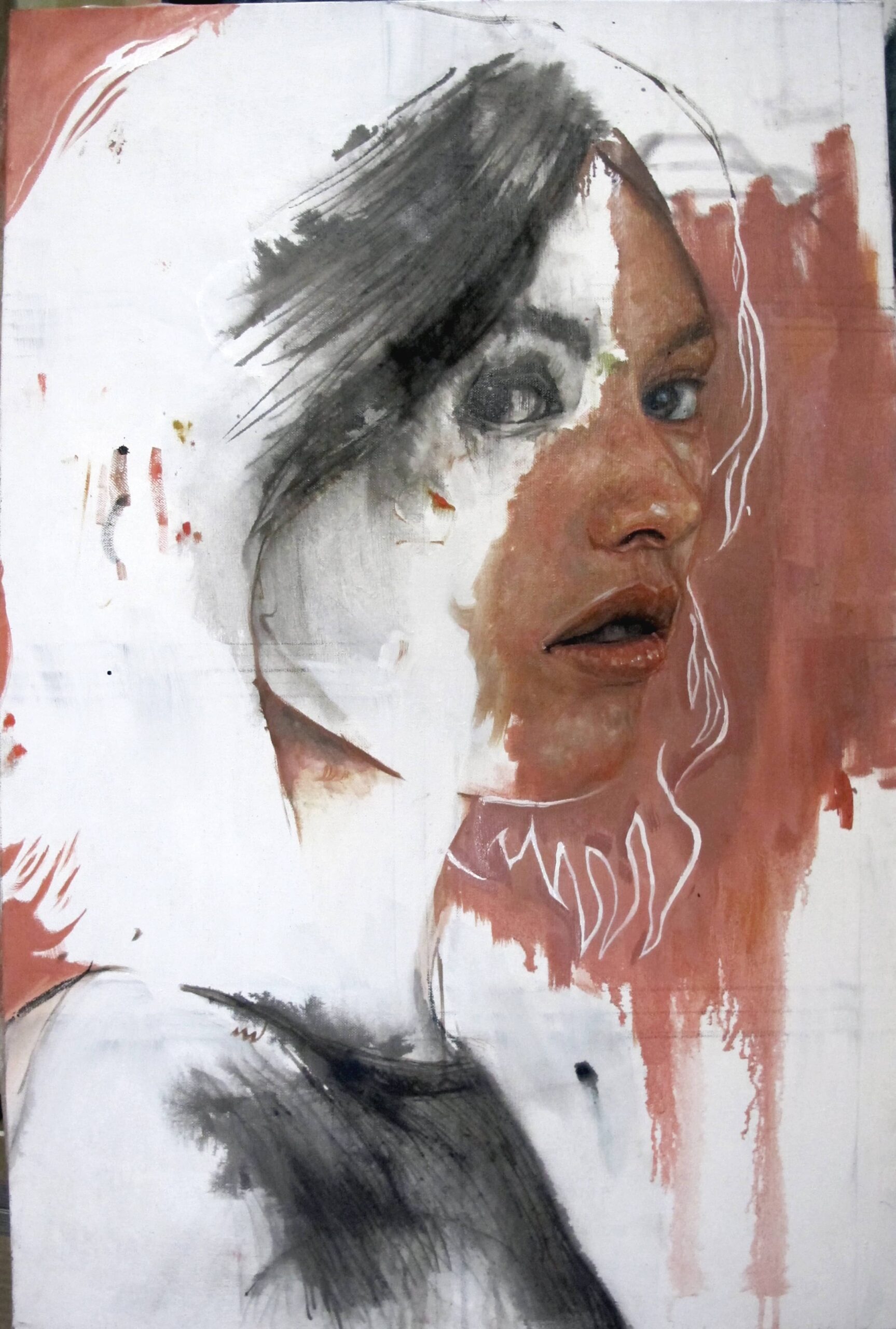 PORTRAIT FEMME 3:4 FACE SUR FOND ROSE